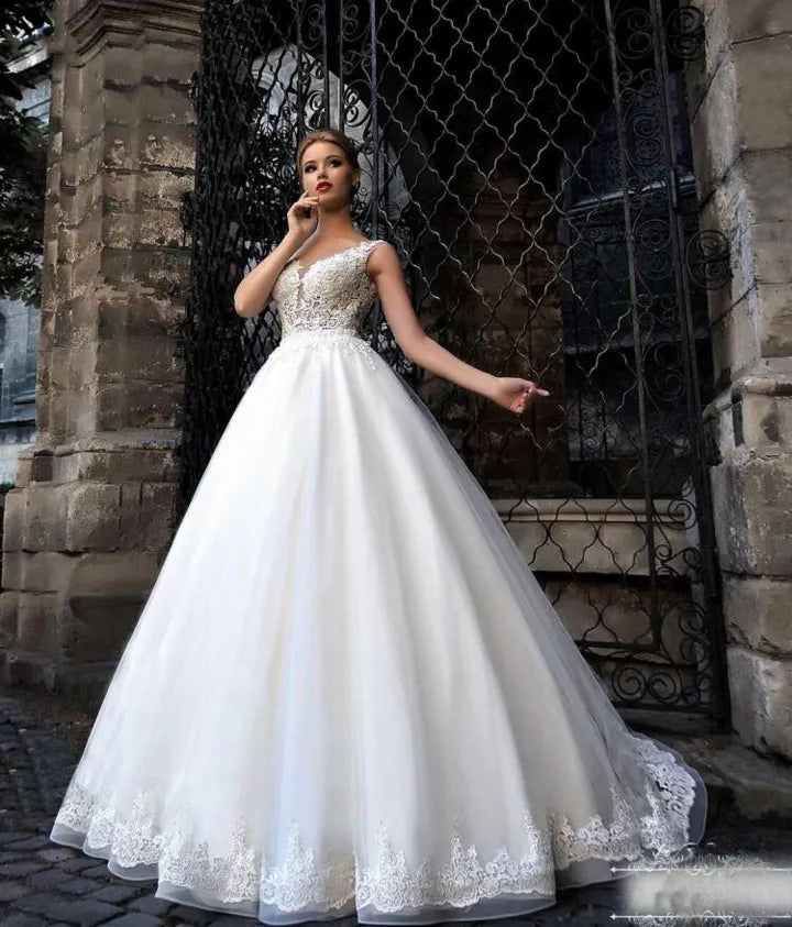 Robe de mariée trapèze en tulle à encolure dégagée et corsage