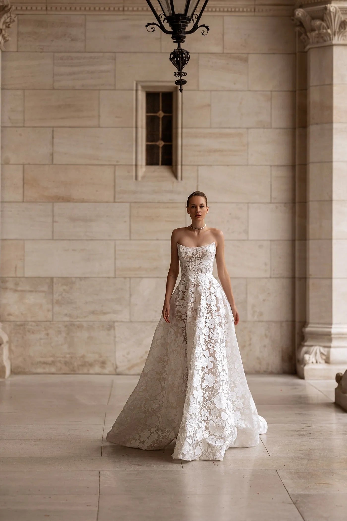 Charmante robe de mariée sirène bustier en satin avec traîne et