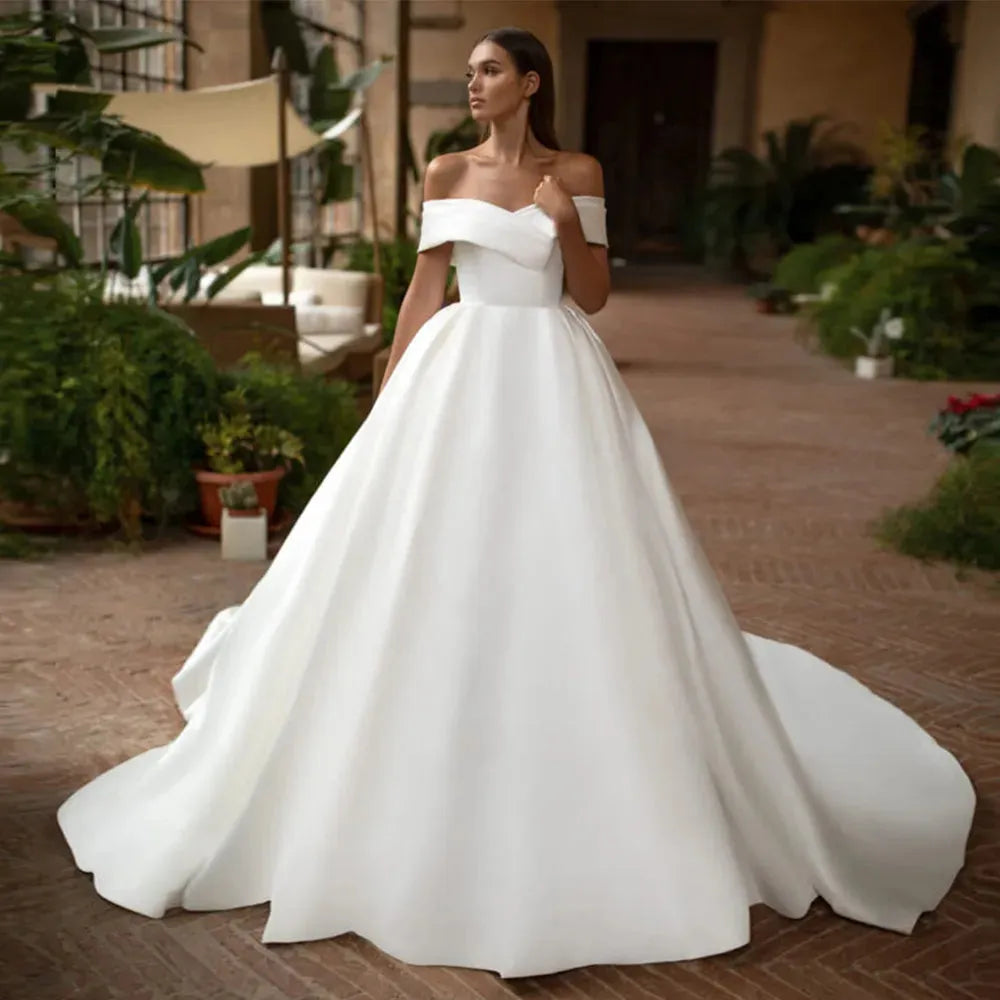 Encantador vestido de novia con hombros descubiertos, manga corta