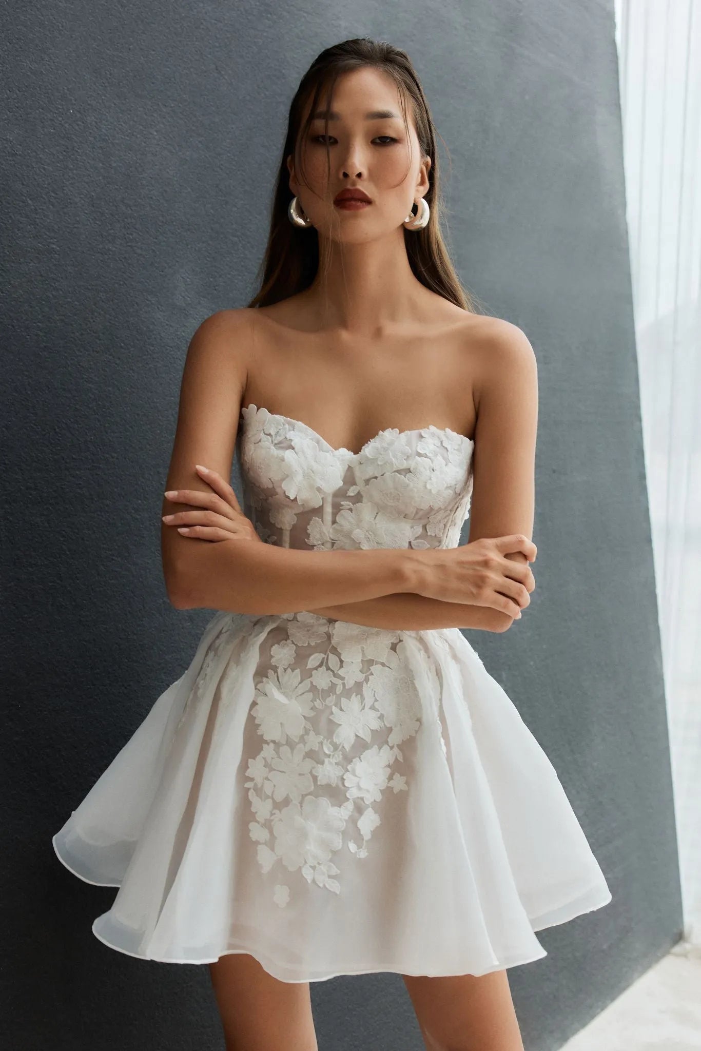 Robe de mariée courte au-dessus du genou, décolleté en cœur