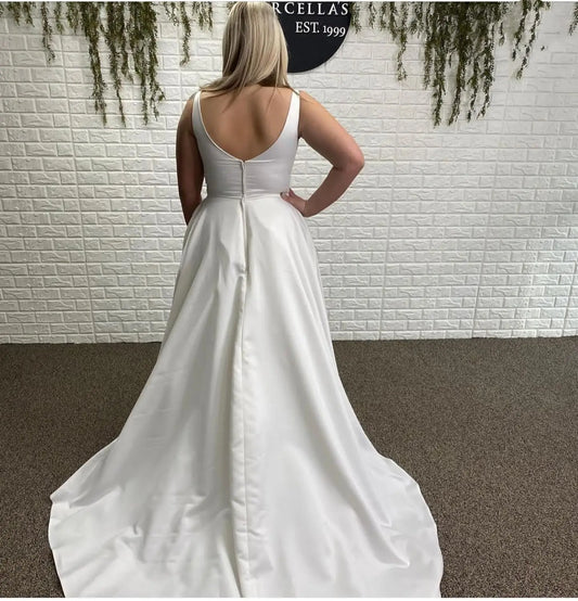 A-Line Wedding Dress Square Colloar Sleeveless Sweep Train Floor length Open Low Back Robe De Mariee With Pocket Fashion Beach