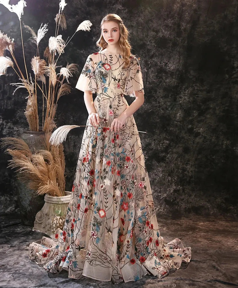 Robe de soirée longue brodée de fleurs, en tulle coloré Robe de soirée longue brodée de fleurs, en tulle coloré