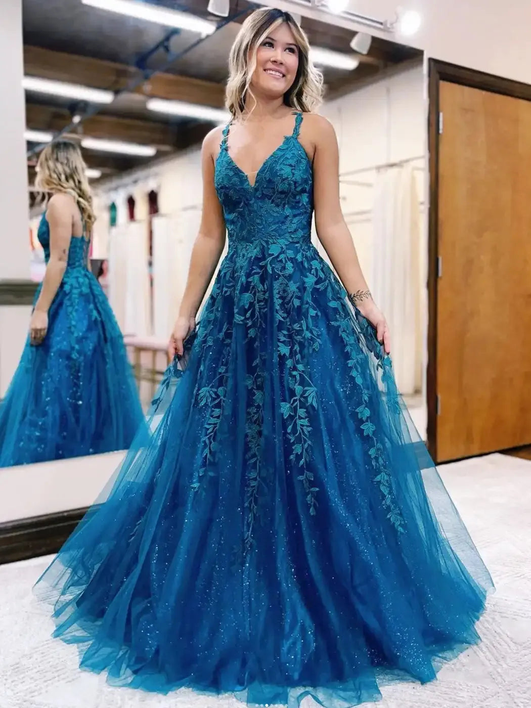 Robe de soirée bleue en dentelle avec paillettes, tulle, col en V