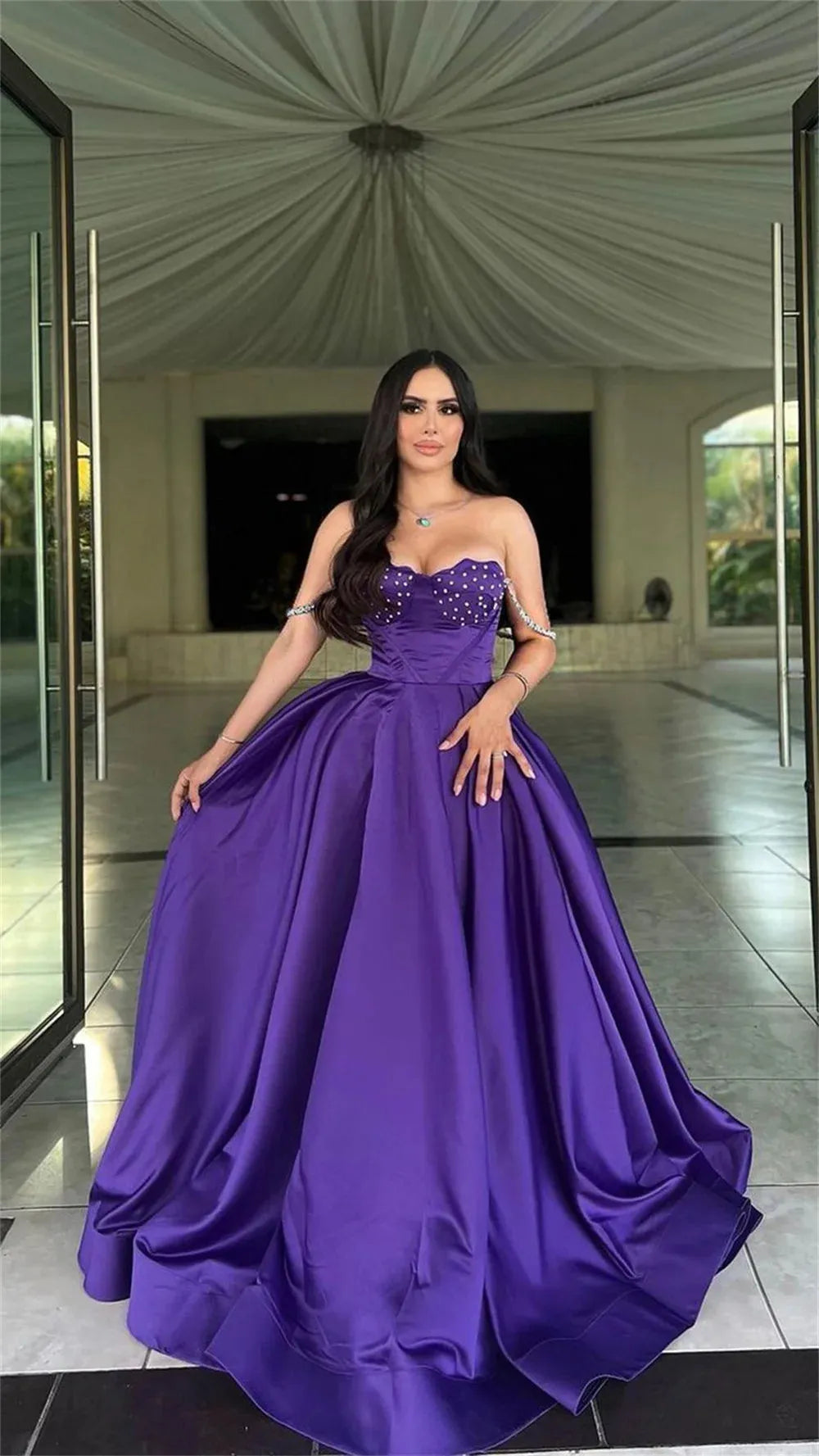 Vestidos de graduación de satén morado sin tirantes con cuentas