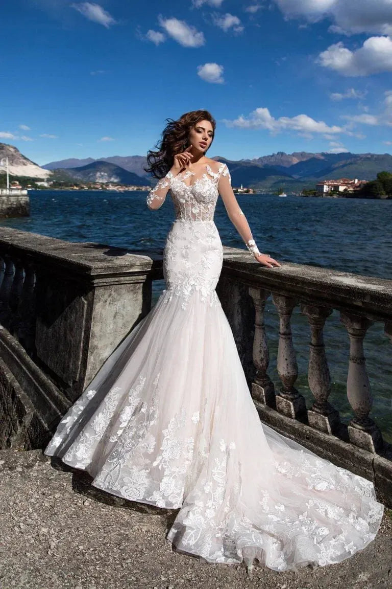 Robe de mariée sirène à décolleté bateau et corsage transparent