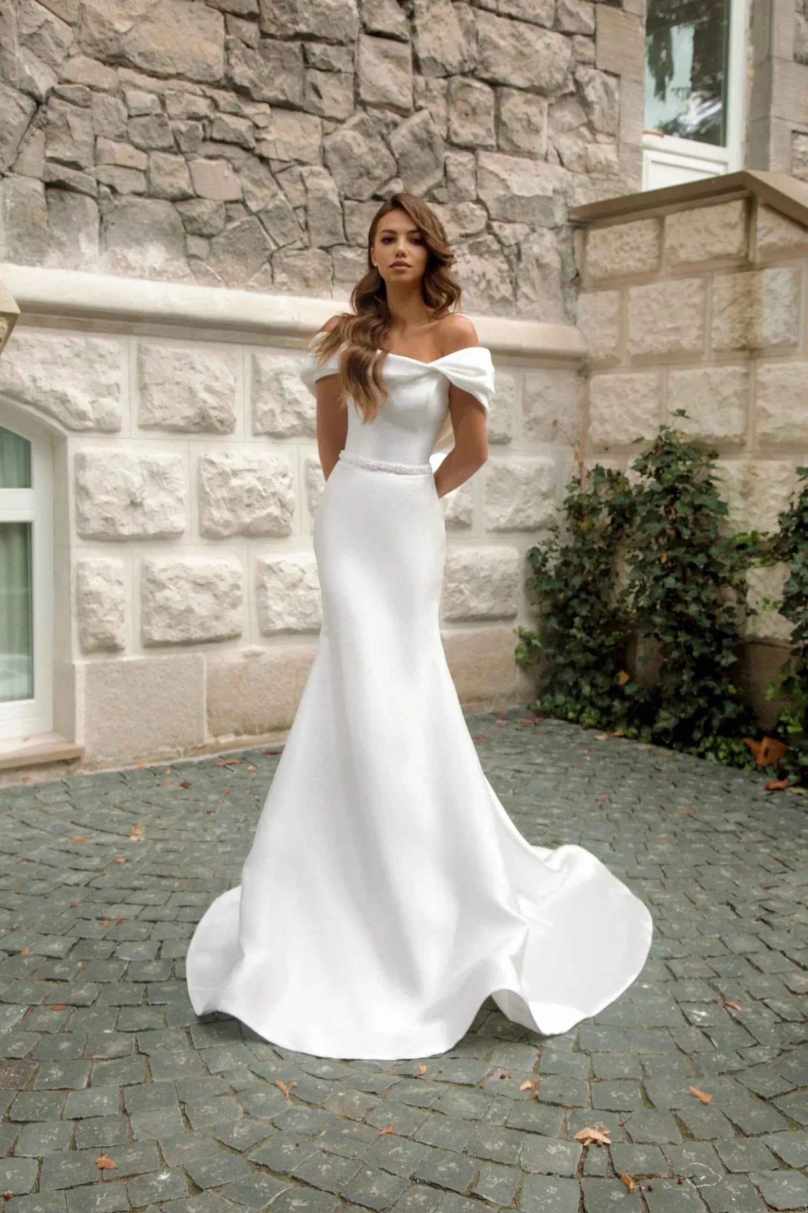 Minimalist Mermaid Wedding Dress with Off-the-Shoulder Sleeves