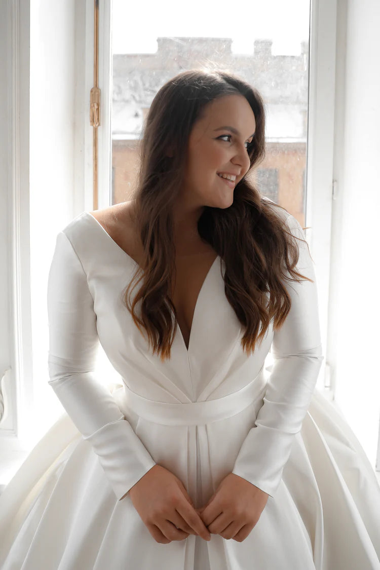 Suknie ślubne w szpic w pełnym rękawie w dniu dekoltowym Plus Size Proste A-Line Satynowe suknie ślubne dla kobiety Sexy Classic Vestido de Mariages