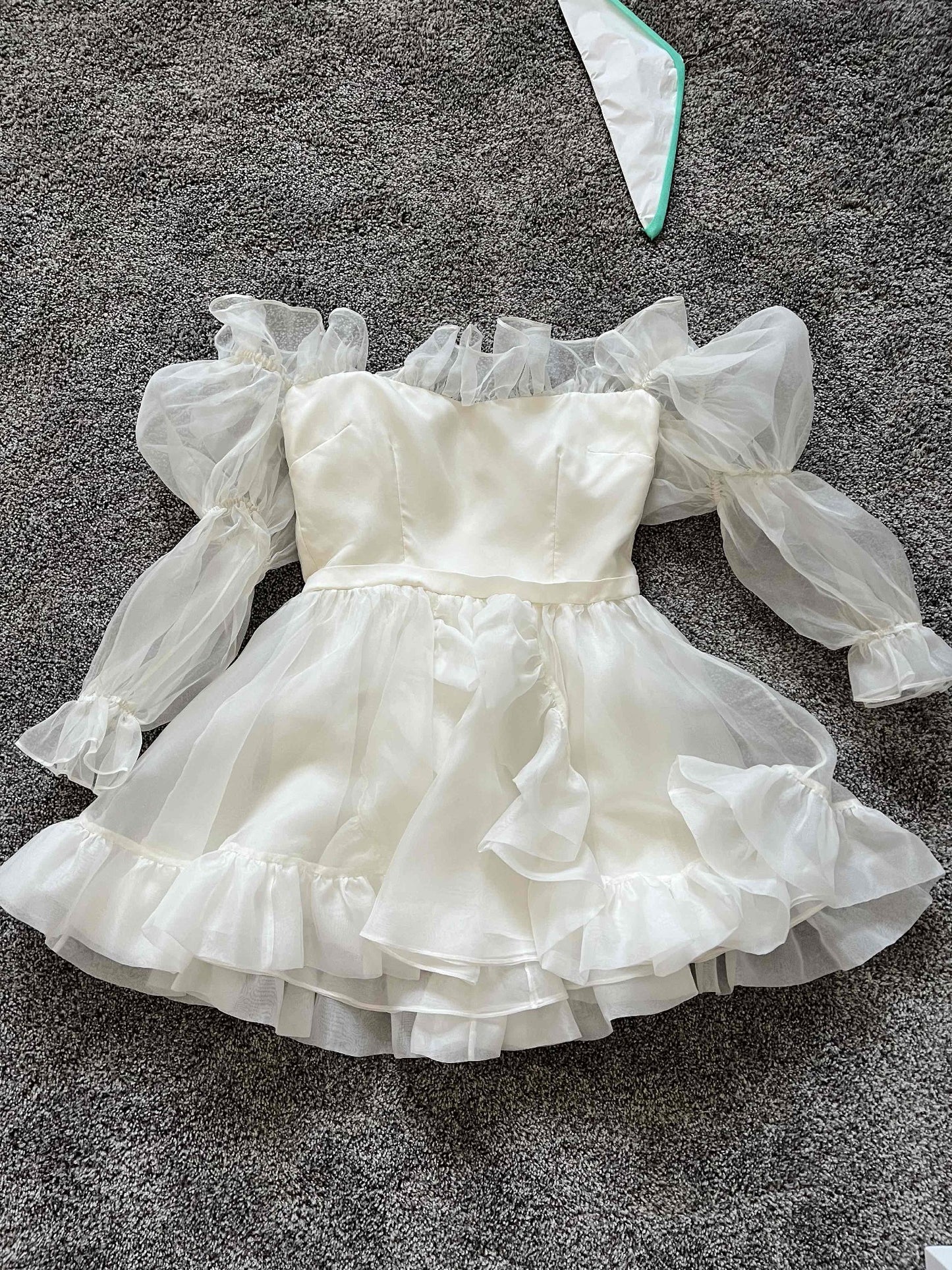 Off-Shoulder Puffärmel A-Line Mini Hochzeitskleid für Frauen Scheide Reißverschluss zurück über Knie kurzes Brautkleid Mitte gemacht