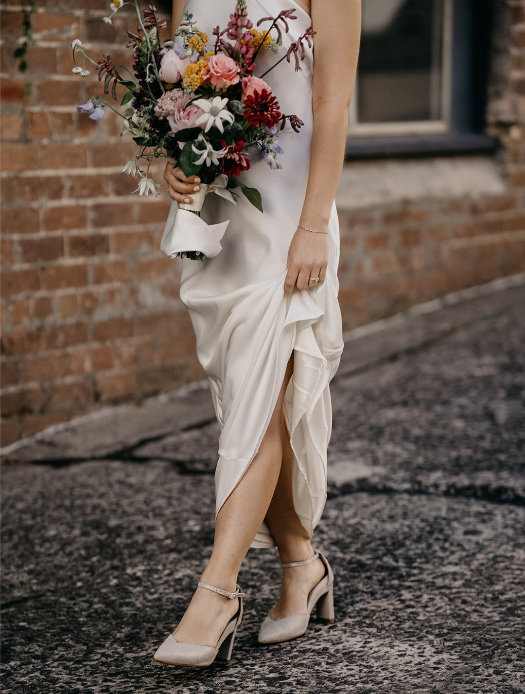 Dispositiva di camion per spiaggia abiti da sposa in raso senza maniche un abito da sposa elegante da pavimento