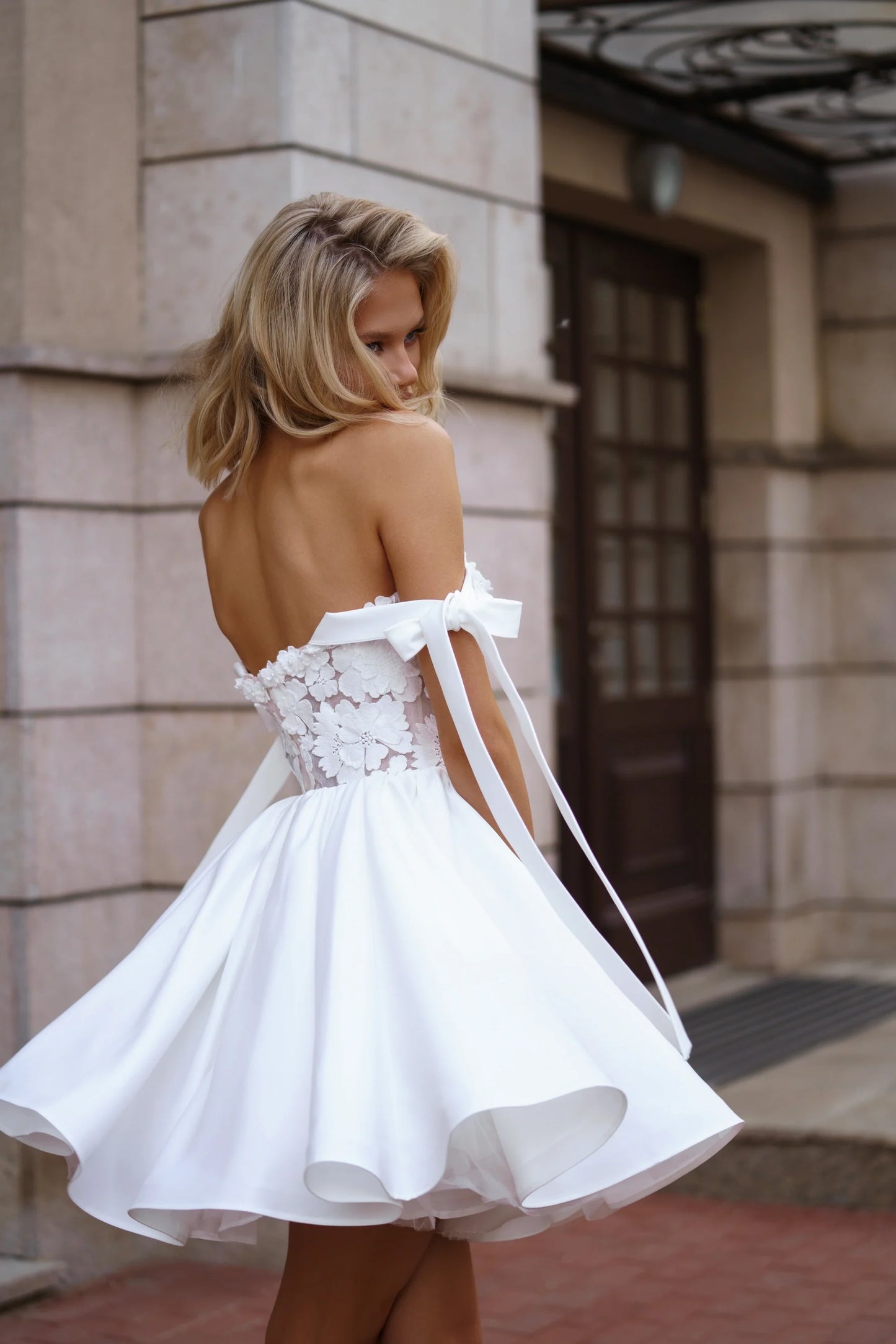 Short Wedding Dress with a Full A-Line Skirt and Dropped Straps Satin Princess Modern  Vestido De Novia Mermaid Court Train White Sleeves Bridal Gowns