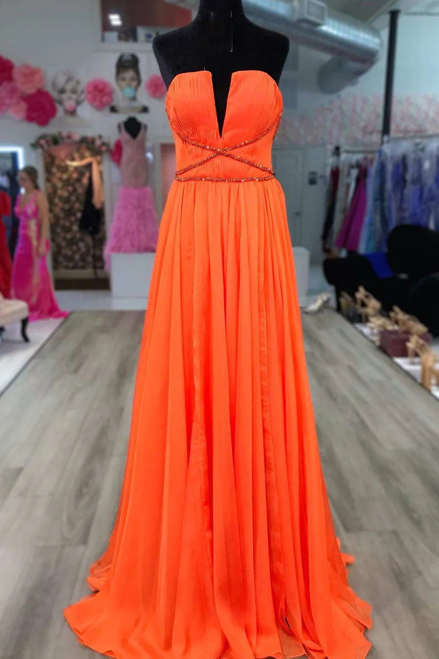 Vestidos de fiesta de color naranja 2024 Gasa con pliegues con cuentas Cuello en V Sin tirantes Largo Una línea Tren de barrido Vestidos de noche de fiesta formales Por encargo