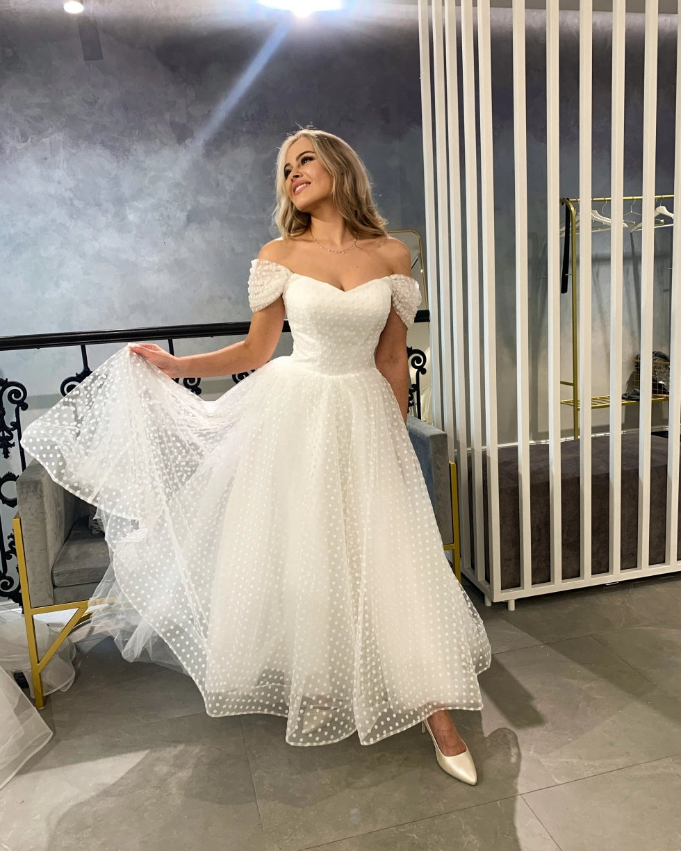 فستان زفاف قصير بسيط من الكتف Dot Tulle Bridal Gown Length مخصص من Vestidos De Novia