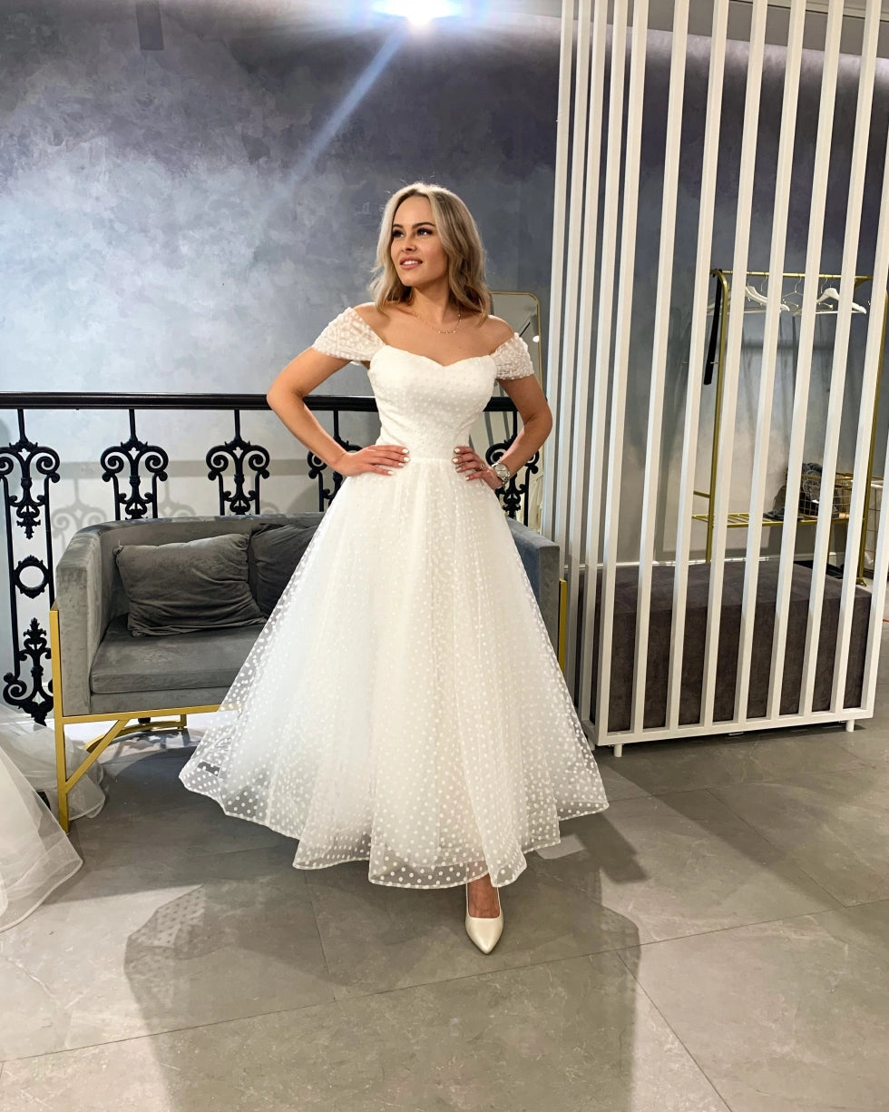 فستان زفاف قصير بسيط من الكتف Dot Tulle Bridal Gown Length مخصص من Vestidos De Novia