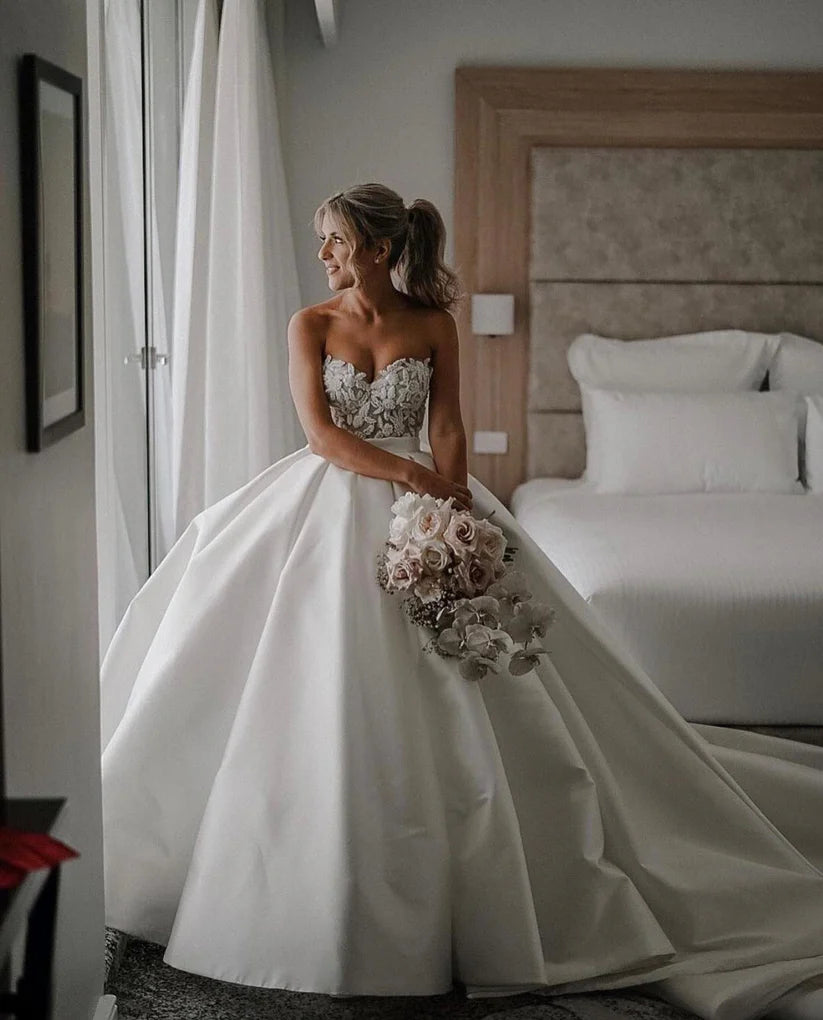 Vestidos de novia de princesa de satén con escote en forma de corazón, vestidos de novia de encaje, tren largo, vestido de baile de boda de marfil 