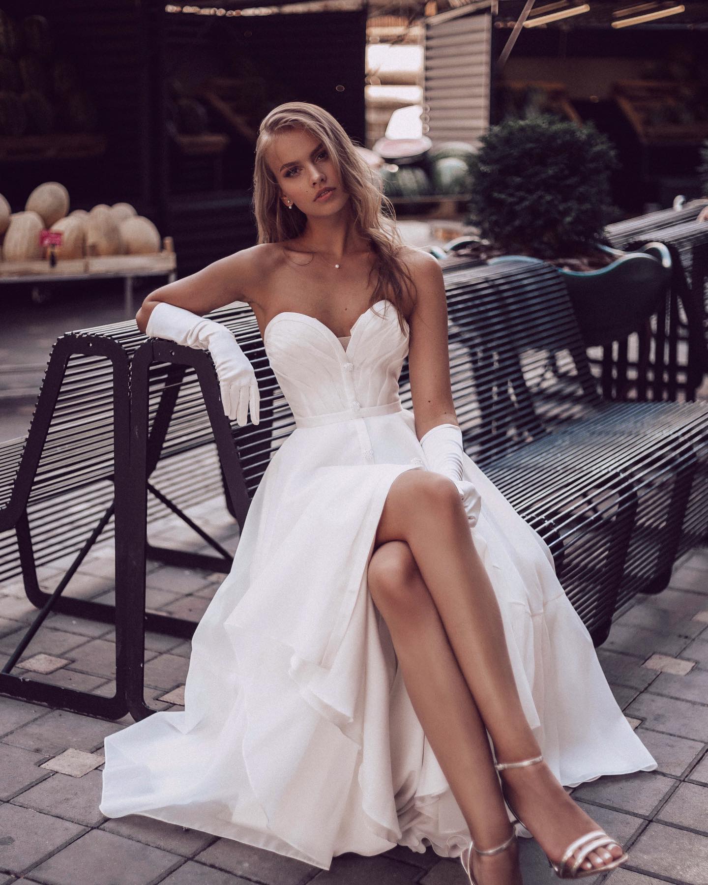 Abiti da sposa a bassa chiffon semplice a bassa chiffon avorio avorio a fessura anteriore abiti da sposa corti aperti posti a una sposa a una sposa