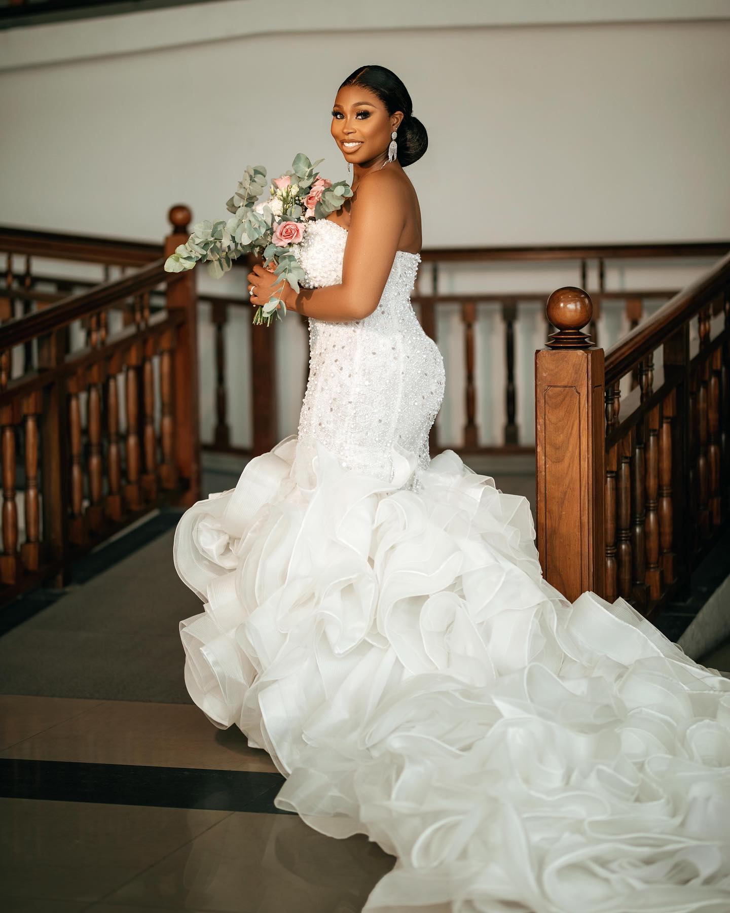 Vestidos de noiva de sereia branca de luxo para lactos de noiva para coração em cascata pérolas de pérolas mais tamanhos de tamanho feminino vestidos de noiva