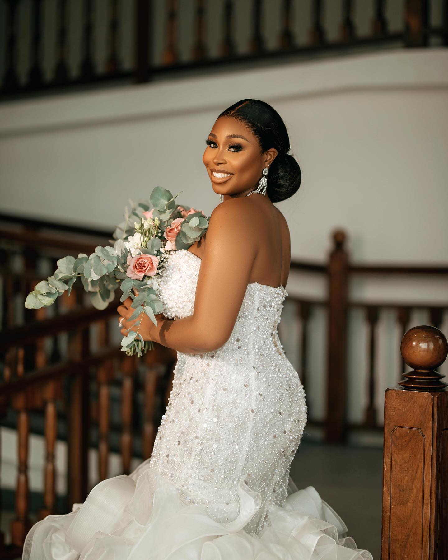 Vestidos de novia de sirena blanca de lujo para novia, escote con forma de corazón con cordones en la espalda, volantes en cascada, perlas, vestidos de novia de talla grande para mujer 