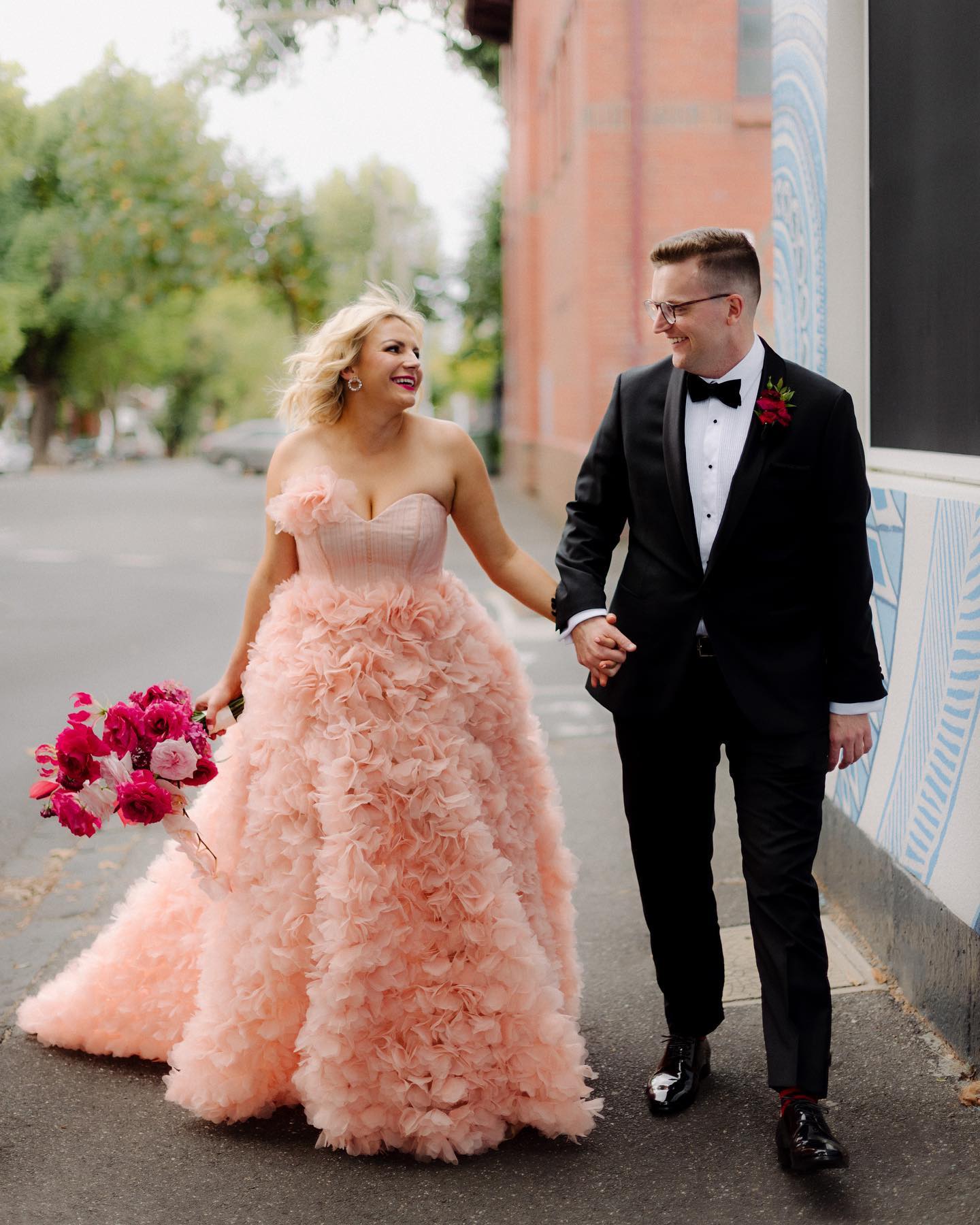 Pink A line Wedding Dresses Sweetheart Flowers Ruffles Tulle Floor Length Sweep Train Bridal Party Gown Vestido De Novia