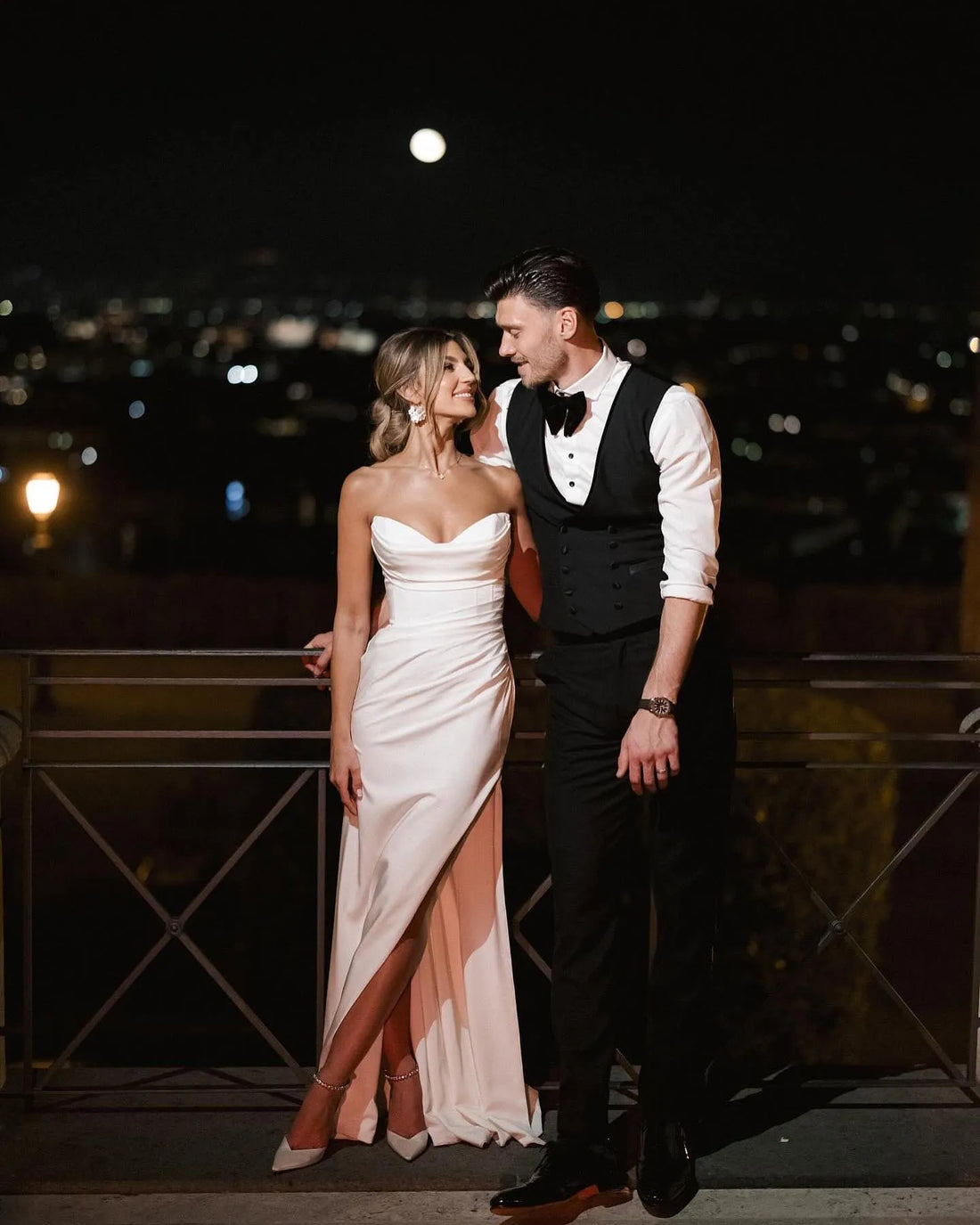 Simple and Elegant Mermaid Wedding Dresses V Neck Sleeveless Brides Party Gowns High Side Slit Bridals Evening Dresses Ivory