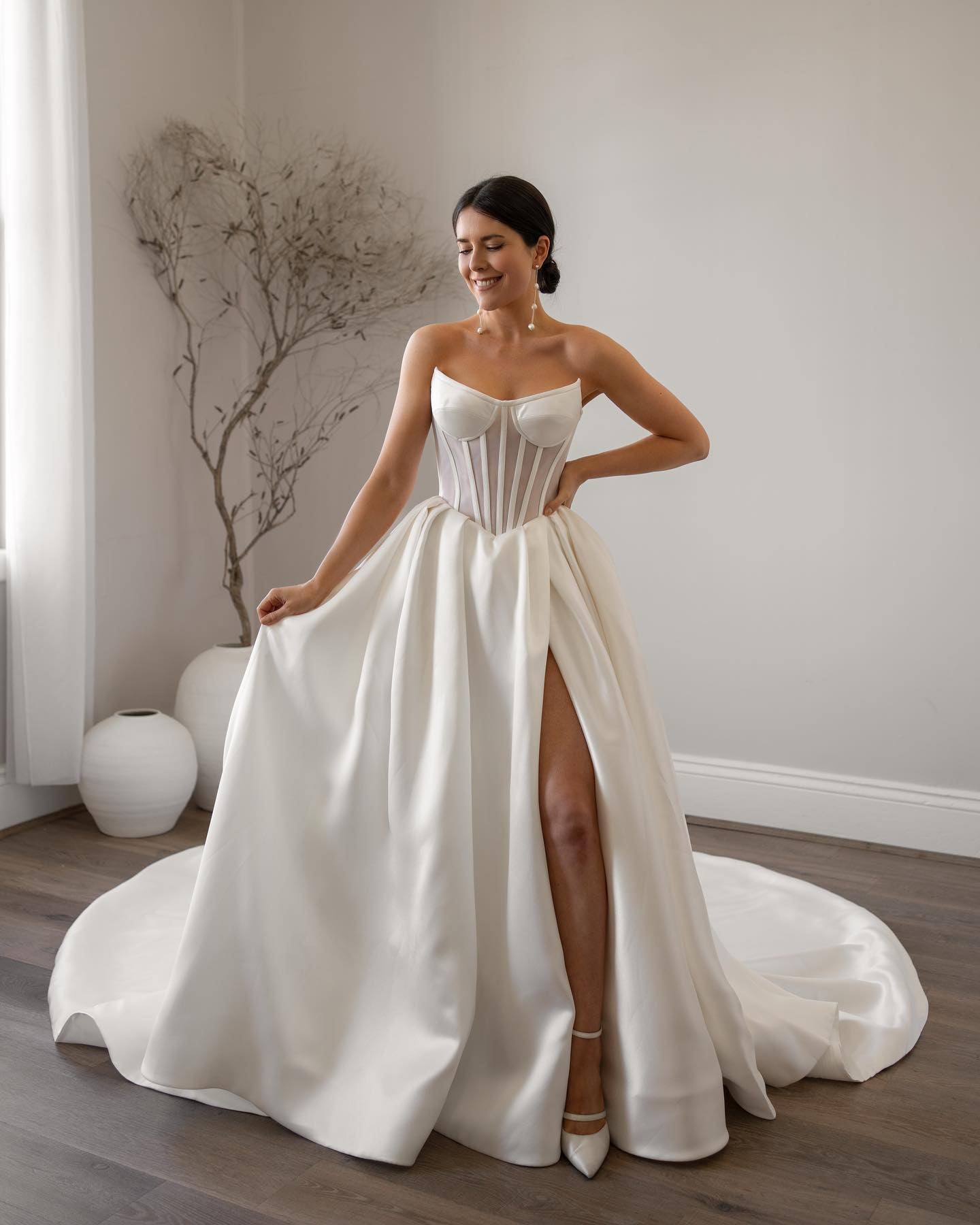 Elegant Long A-Line Wedding Dresses Sweetheart Sleeveless Stain Brides Dress High Side Slit Sweep Train Birdals Dress