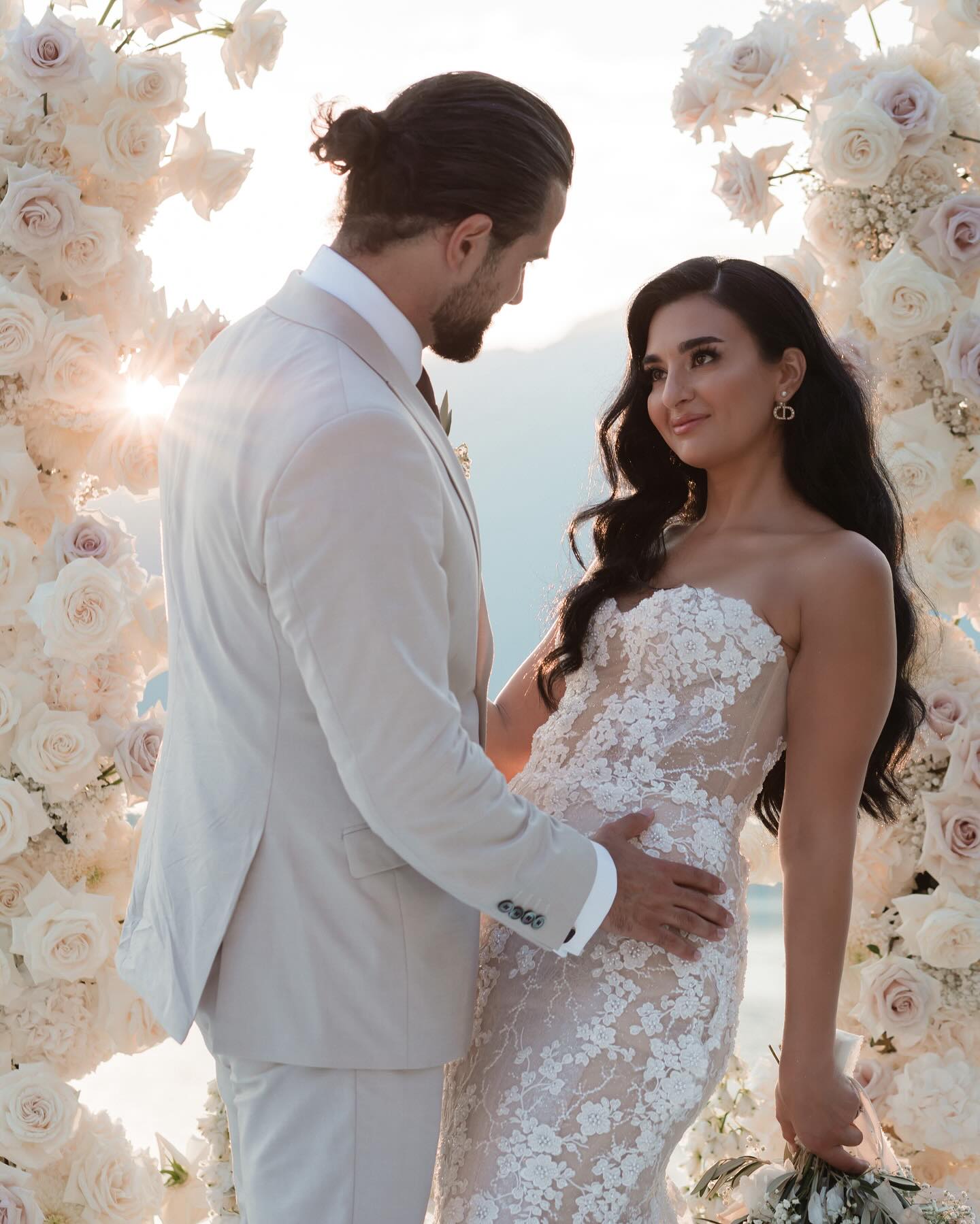 Vestidos de novia elegantes de sirena con hombros descubiertos, vestido de novia con perlas y mangas abullonadas, vestido de novia con tren de barrido