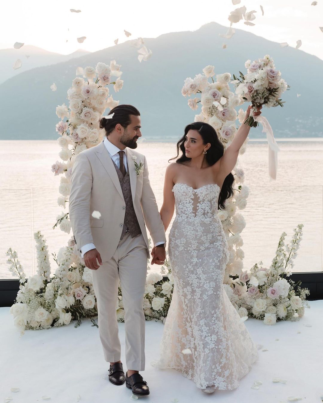 Robe de mariée sirène élégante, épaules dénudées, avec des Appliques de perles, manches bouffantes, avec traîne de balayage, pour femmes