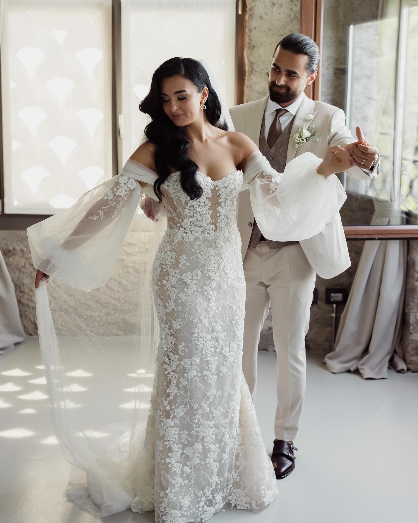 Vestidos de novia elegantes de sirena con hombros descubiertos, vestido de novia con perlas y mangas abullonadas, vestido de novia con tren de barrido