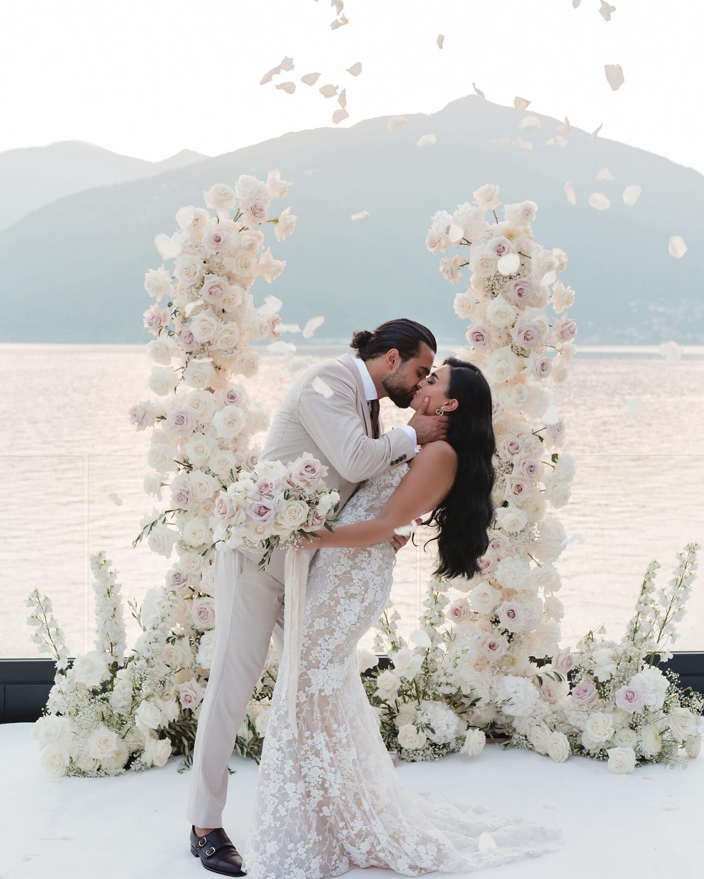 Gaun pengantin duyung yang elegan dari bahu appliques mutiara pengantin pakaian untuk wanita puff lengan menyapu gaun pengantin kereta api