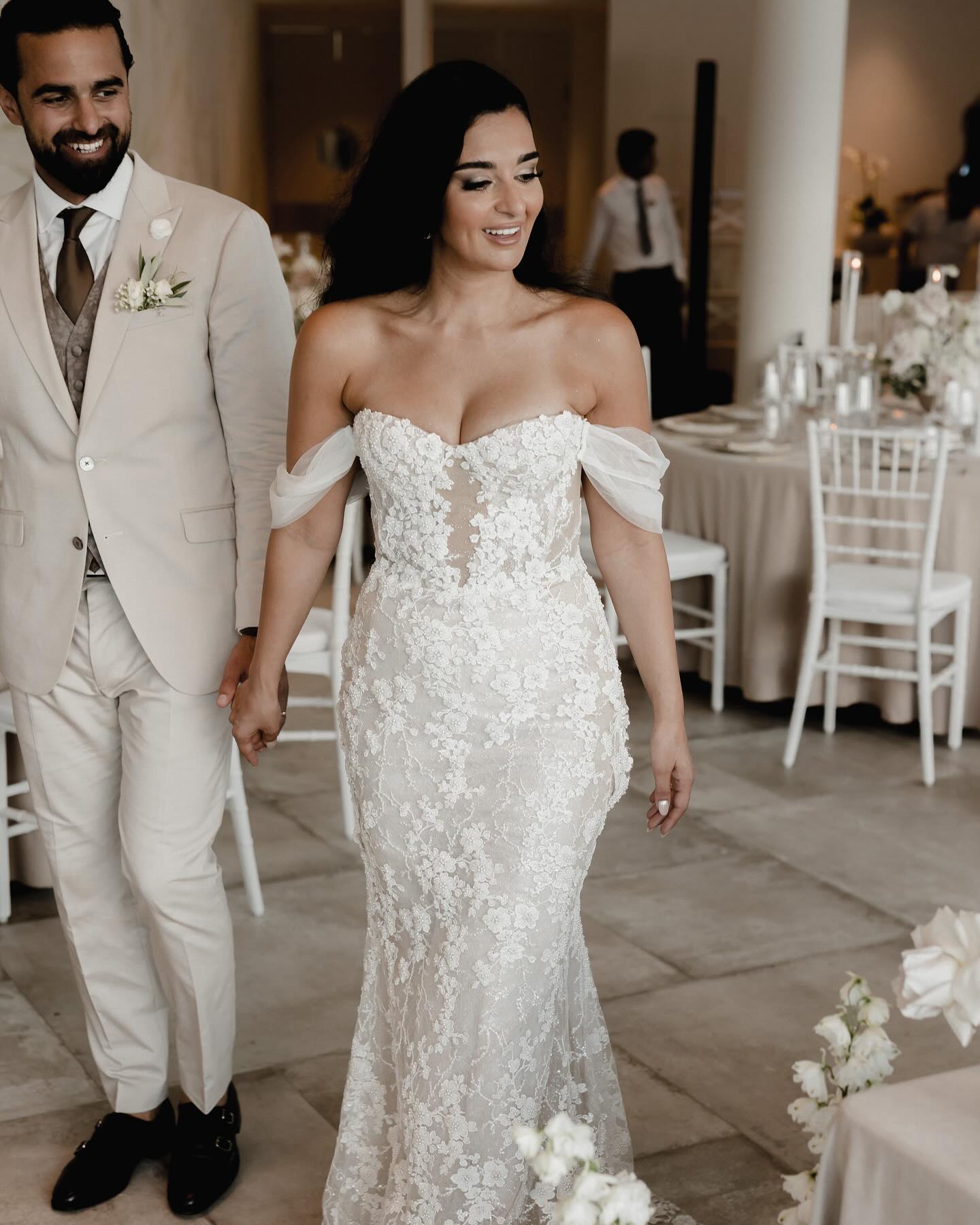 Vestidos de novia elegantes de sirena con hombros descubiertos, vestido de novia con perlas y mangas abullonadas, vestido de novia con tren de barrido