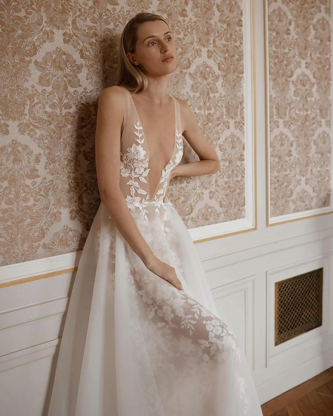 A-Line Organza Wedding Dresses for Women Deep V Neck Sleeveless Lace Bridals Gowns Long Sexy Brides Dress Ivory