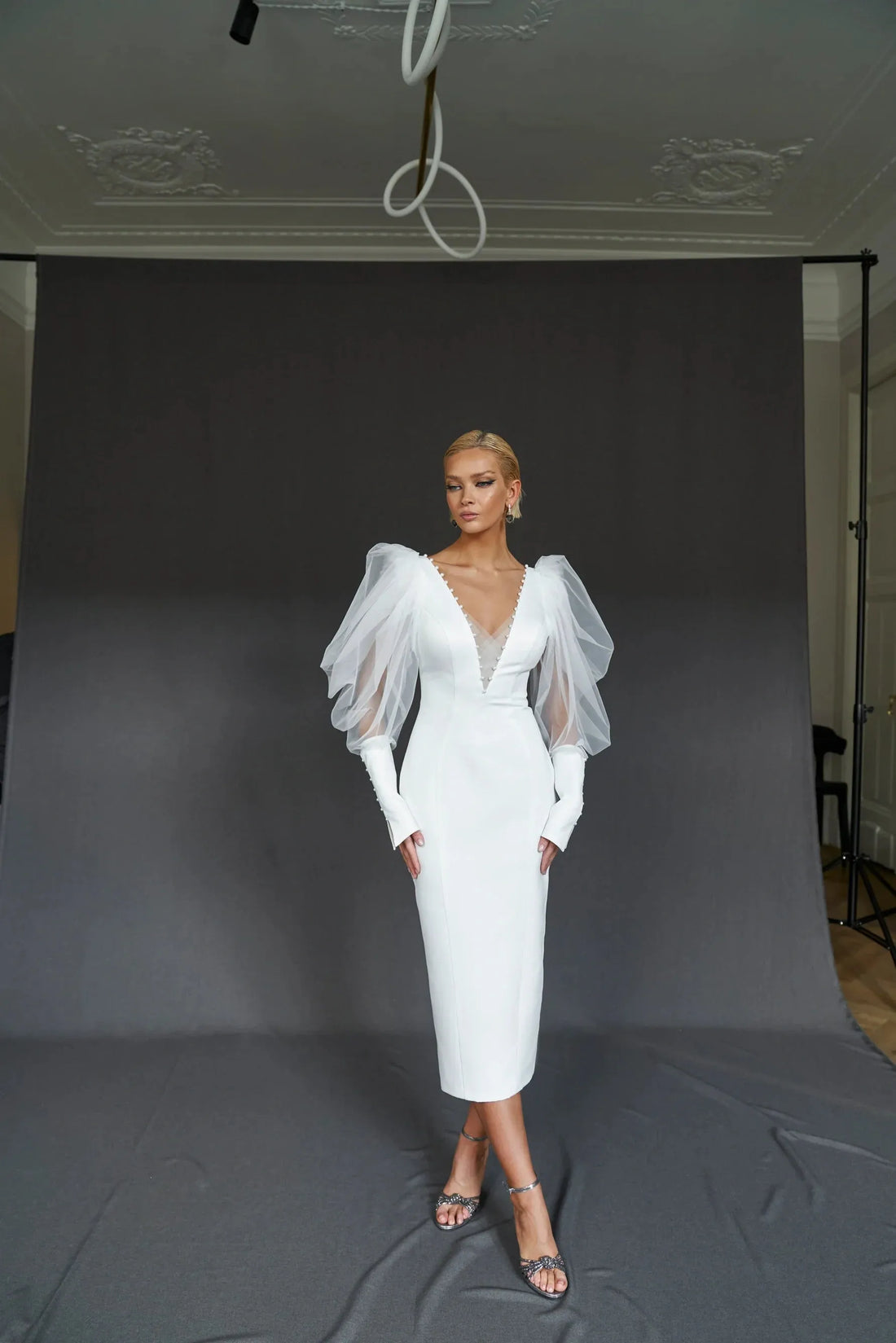 Short Wedding Dress with Long Puff Sleeves and V-Shaped Neckline Mermaid Court Train Sleeves Princess Bridal Gowns Vestido De Novia Satin