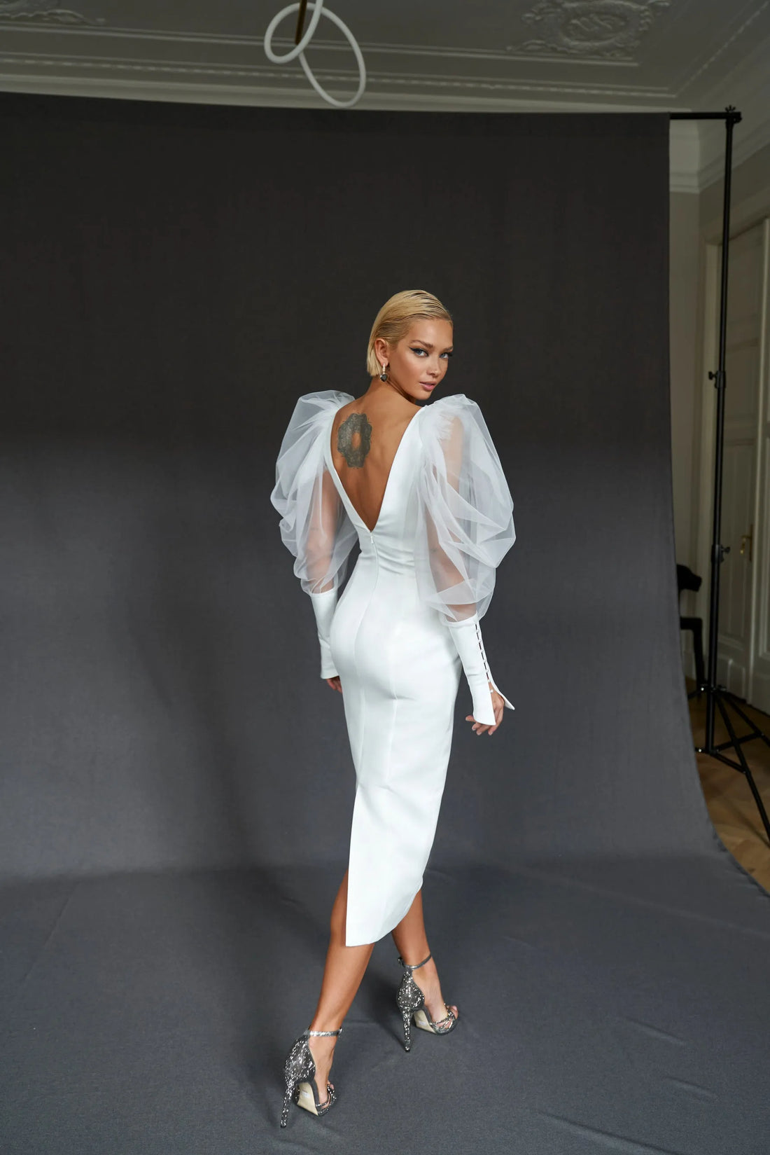 Short Wedding Dress with Long Puff Sleeves and V-Shaped Neckline Mermaid Court Train Sleeves Princess Bridal Gowns Vestido De Novia Satin