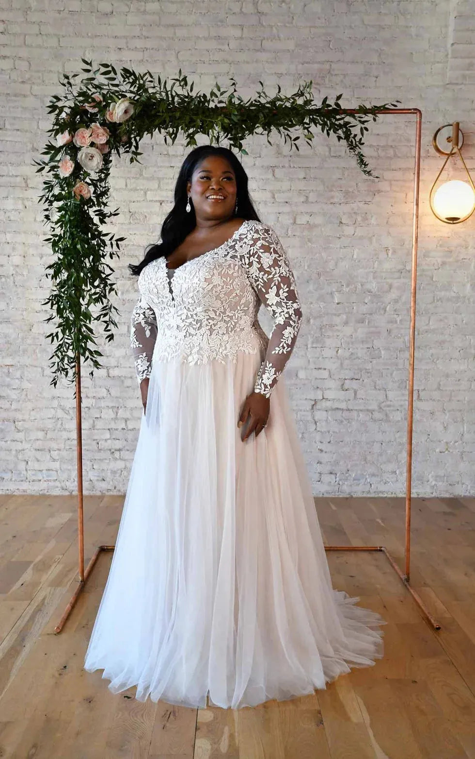 Elegant Long Sleeves Wedding Dress Plus Size Bride Double V-Neck Bridal Gowns Applique A-Line Tulle vestidos de novia Ivory 28w Plus Size