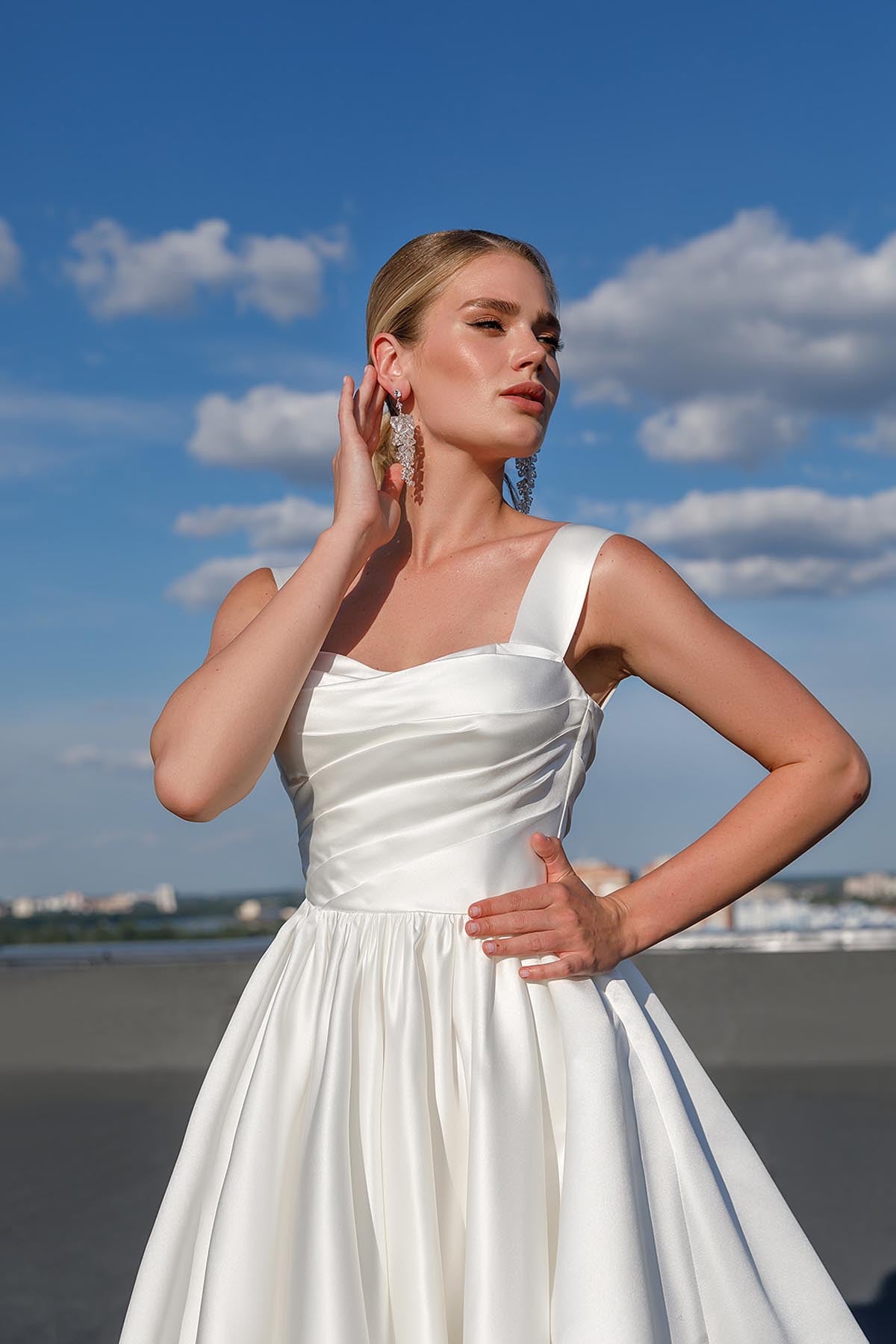 Kurzes Hochzeitskleid Einfache Satin-Spaghetti-Riemen A-Line-Brautkleider weißer Knie Länge Robe de Mariee ärmellous wunderschöner Strand