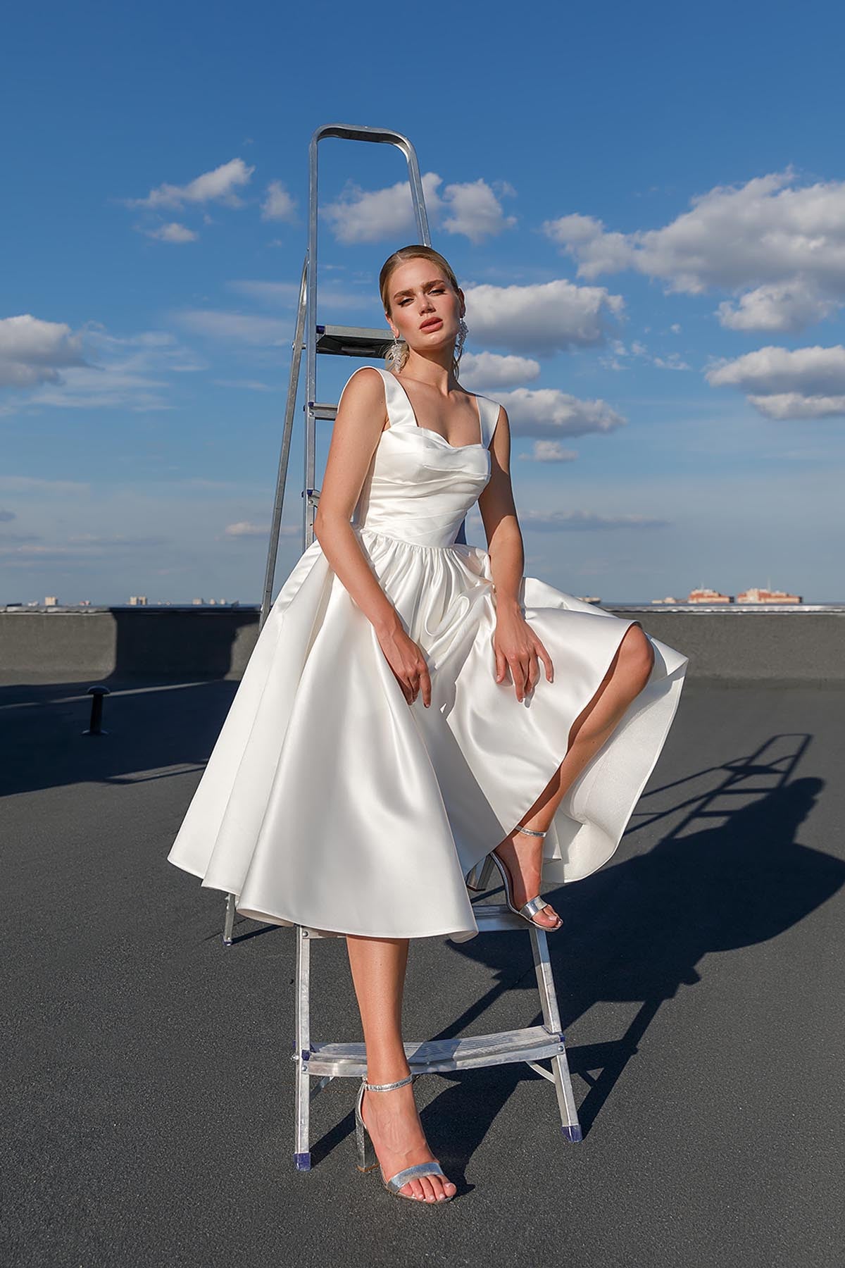 Abito da sposa corto semplice spaghetti cinturino da sposa a una linea da sposa da sposa a lunghezza del ginocchio bianca abito senza maniche