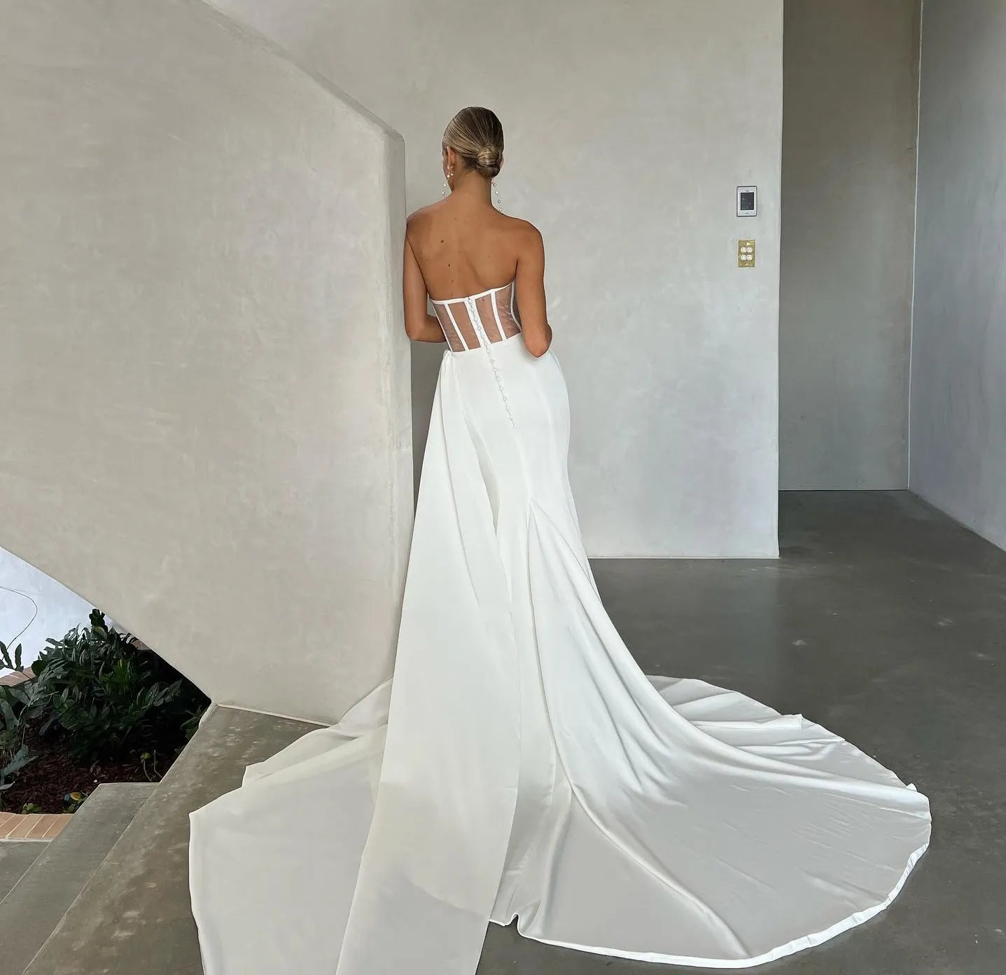 Superbe robe de mariée sirène sans bretelles perlée avec traîne longue 