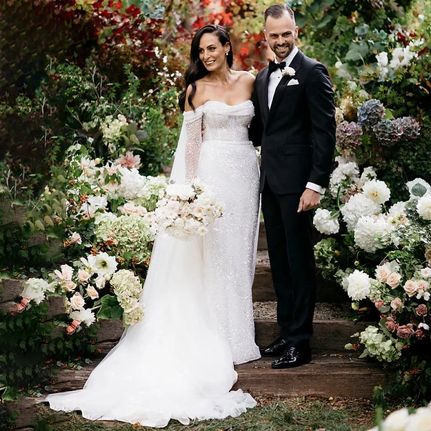 Abito da sposa a sirena glitter con treno di tulle staccabile a maniche lunghe da spalla che si veste per le donne 2023