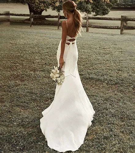 Vestido de novia blanco de sirena sencillo de satén para playa, Vestido de novia liso con tirantes finos y abertura larga y Espalda descubierta, Vestido de novia liso con tren de barrido