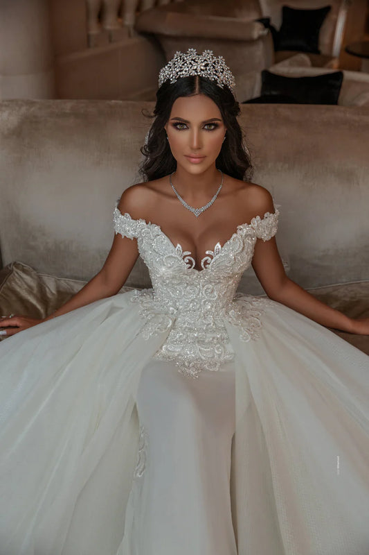 Vestidos de novia de sirena con cuello barco de lujo de Poppy, vestidos de novia con apliques de encaje con cuentas y perlas con tren desmontable 