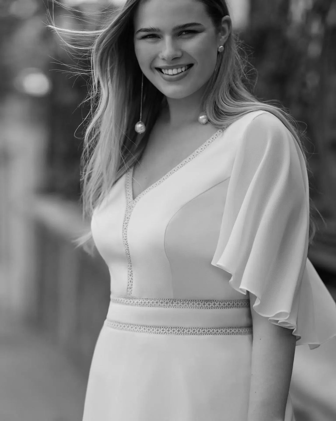 Long Wedding Dress with Cape Sleeves Vestido De Novia Bridal Gown Court Train Modern Princess Mermaid Satin Wedding Dress Bow Satin Satin