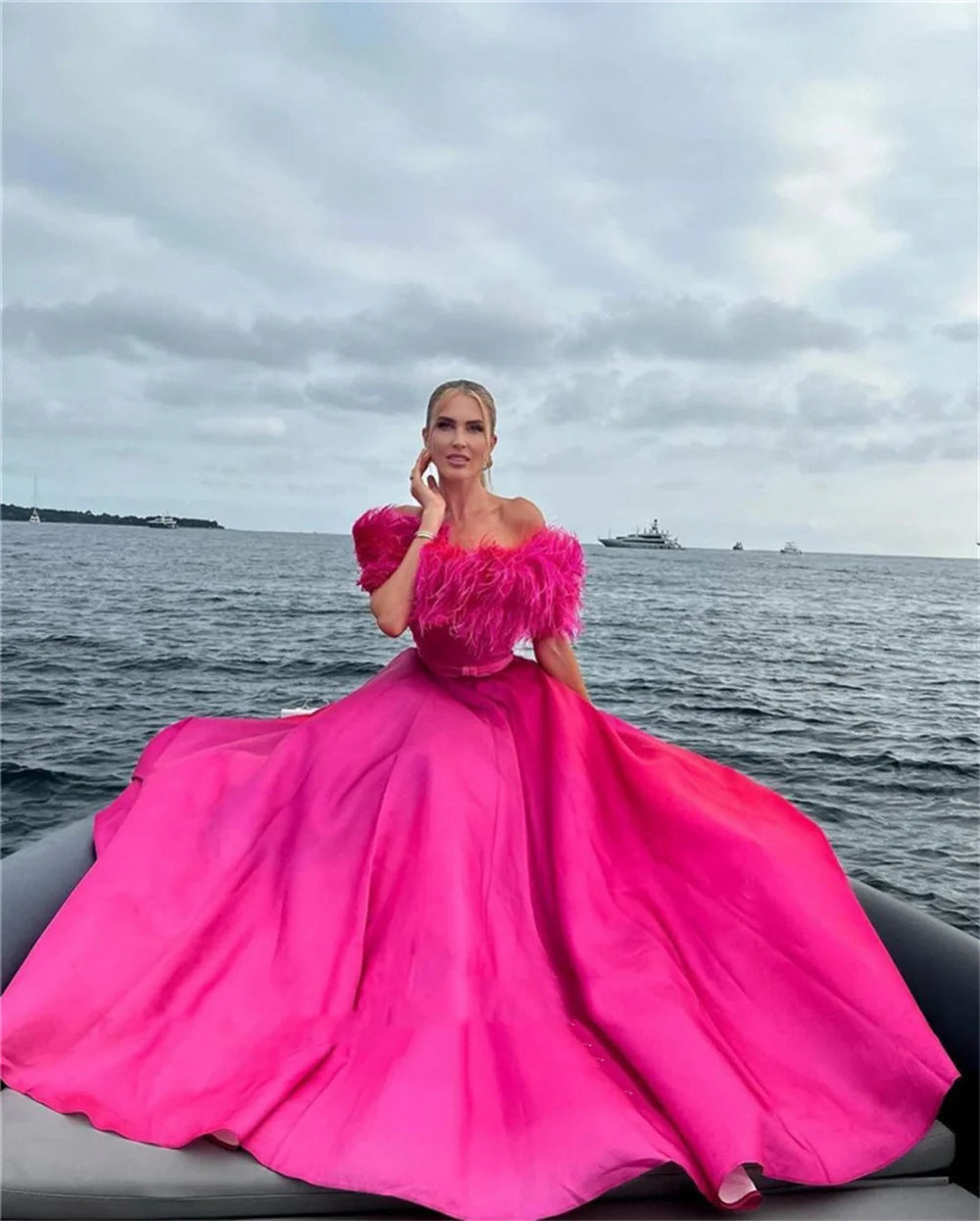 Vestido de fiesta con escote de plumas rosa, vestido de noche de satén de seda sin tirantes sexy con hombros descubiertos, vestido de fiesta