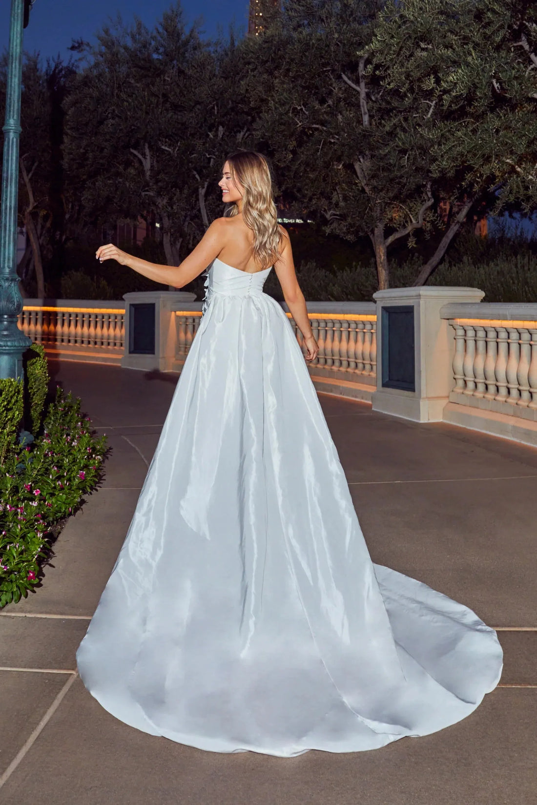 Short Wedding Dress with an Open Top and 3D Flowers Modern Vestido De Novia Mermaid Princess Court Train White Sleeves Bridal Gowns Satin Satin