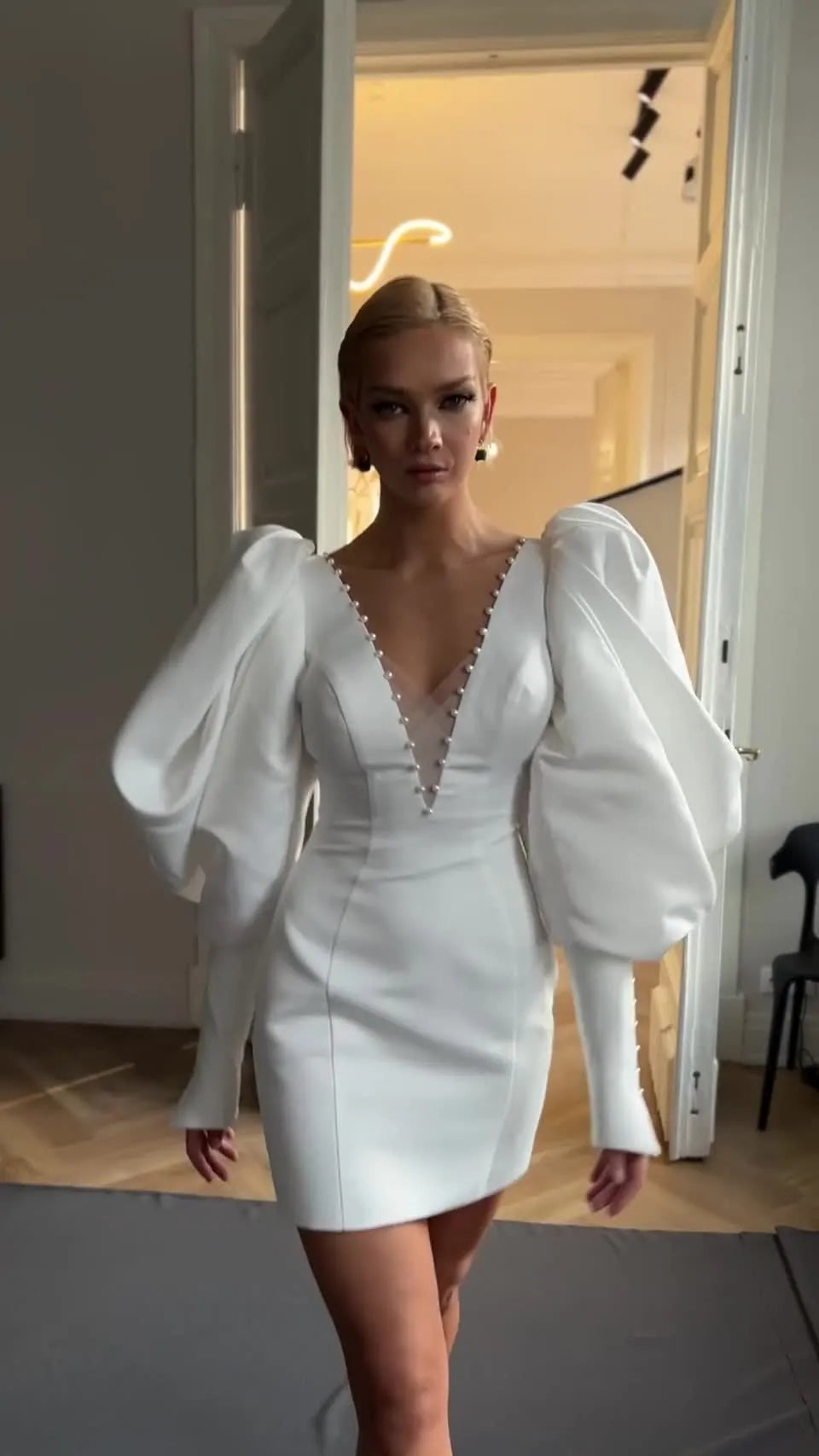 Form Fitting Short Wedding Dress with Long Puff Sleeves and V-Shaped Neckline Mermaid Court Train Sleeves Bridal Gowns Vestido De Novia Princess Satin
