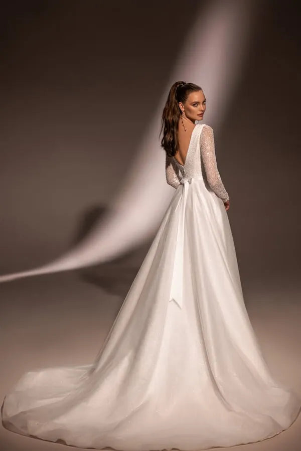 Stunning Long Sleeves V-neck Bridal Grown A Line Princess Wedding Dresses Custom Made Satin