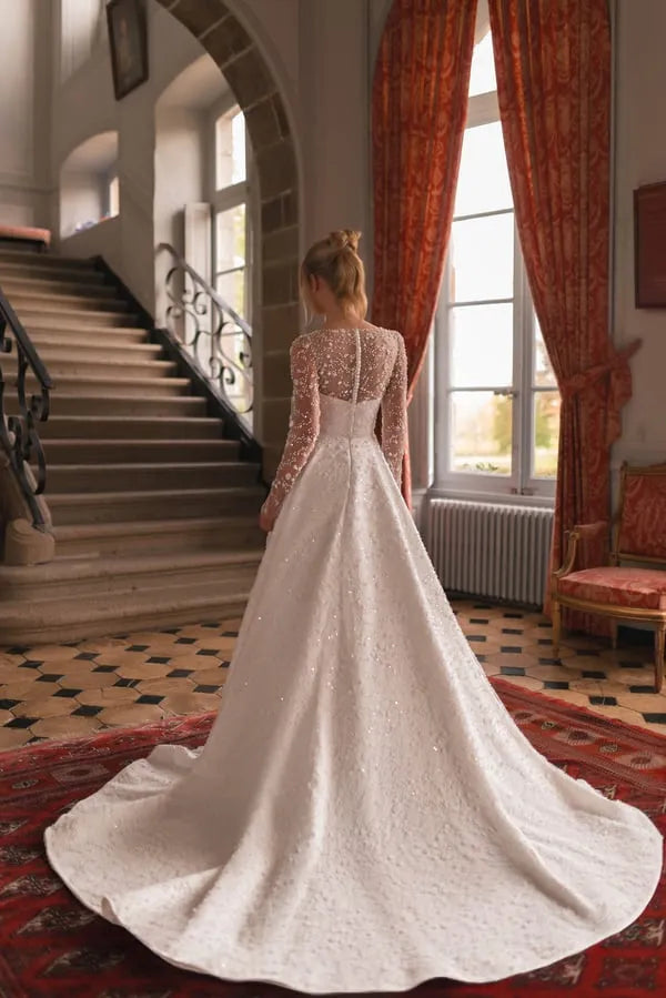 Design Classic Scoop Neck Long Sleeve A-Line Wedding Dress Exquisite Pearls Lace Sweep Train Princess Bridal Gown Customize Satin