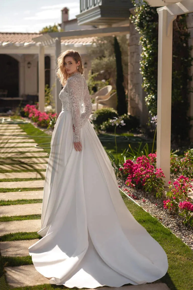 Exquisite Wedding Dresses sequined Lace Long Sleeves Bridal Gowns Custom Made Sexy Split Button Back Sweep Train Robes Satin