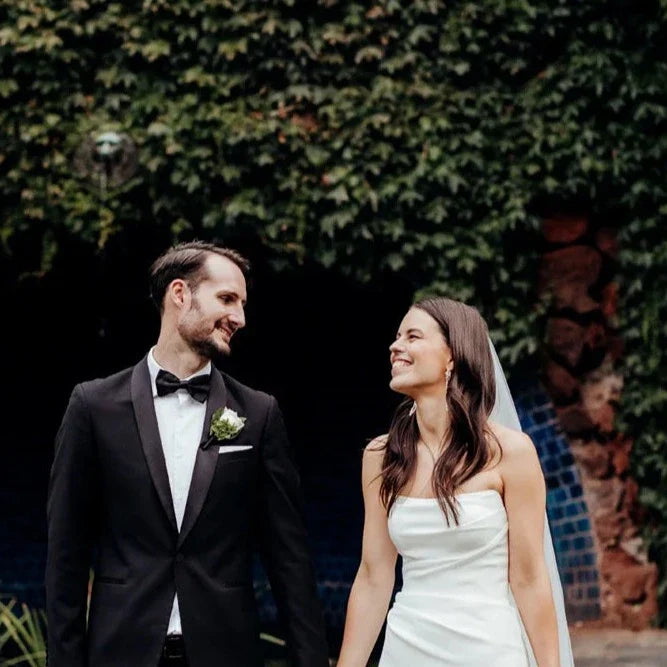 Vestido de novia de sirena blanco con botones de crepé, sin mangas, sencillo, con cremallera en la espalda, cola de corte, hecho a medida