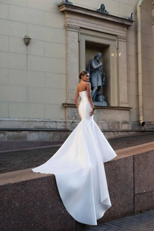 Trägerloser ärmellose Satin Einfacher Meerjungfrau Hochzeitskleid Elegante Reißverschluss Rücken Court Zug Brautkleid Mitte gemacht