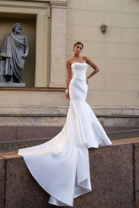 Trägerloser ärmellose Satin Einfacher Meerjungfrau Hochzeitskleid Elegante Reißverschluss Rücken Court Zug Brautkleid Mitte gemacht