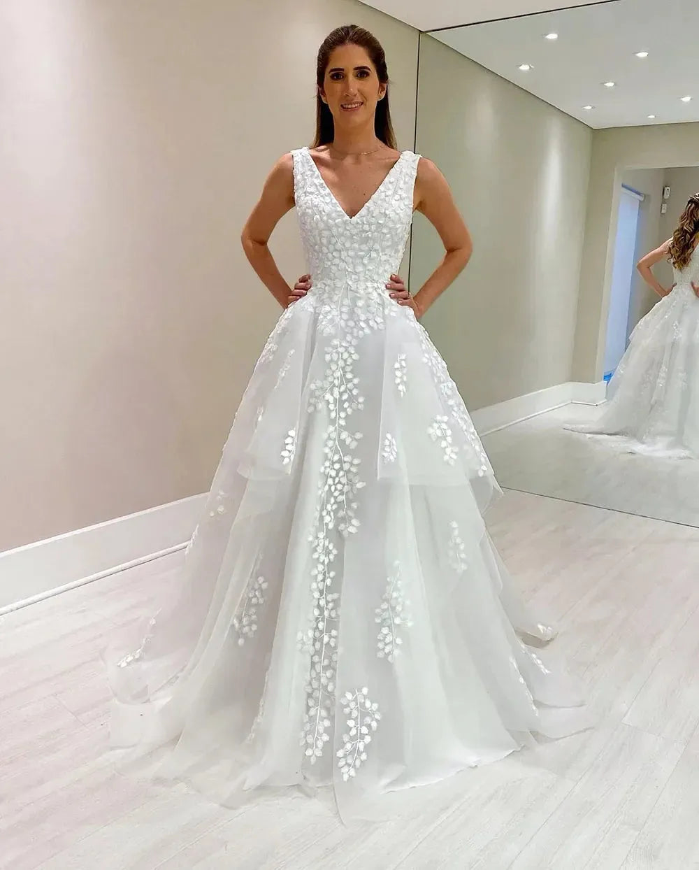 A Line Bridals Dresses for Wedding Party V Neck Appliques Tiered Tulle Women's Wedding Dresses Elegant Bride Gowns